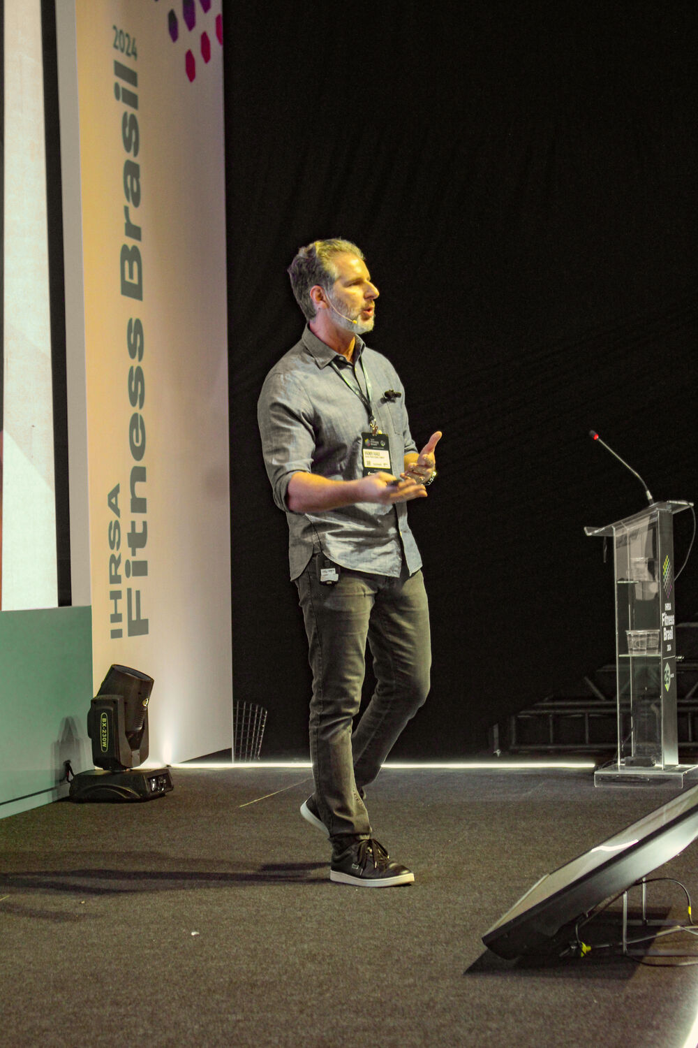 Wagner Favale no palco da palestra do Fitness Brasil 2024